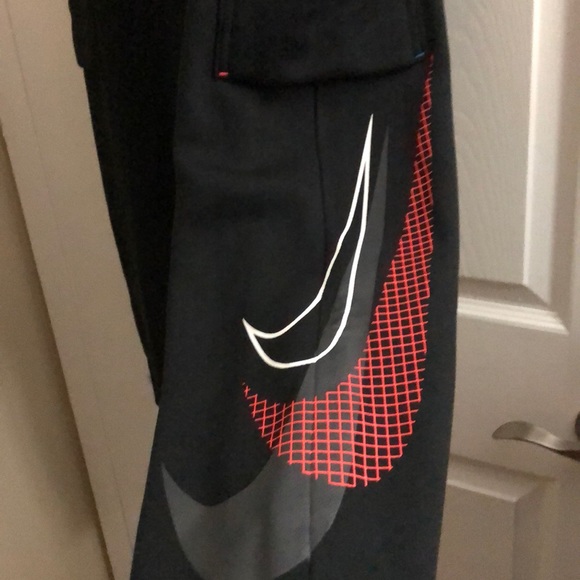 NWT Nike Sweatpants/Joggers with cargo pockets - Picture 4 of 7